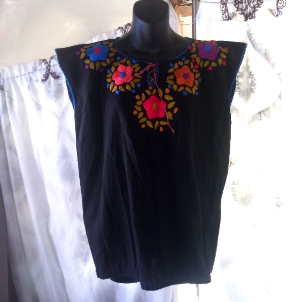 Mexican embroidery top size medium and large ( Hang )
